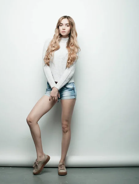Estilo de vida, moda e conceito de pessoas: modelo de mulher de moda jovem de corpo inteiro posando em estúdio — Fotografia de Stock