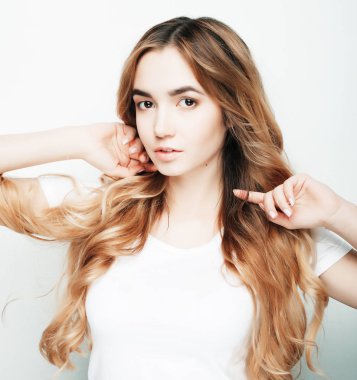 yaşam tarzı ve insanlar kavramı: genç casual kadın portre. Bankacı Charlie'yle, kıvırcık saç.