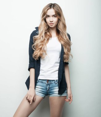 genç moda model stüdyoda poz