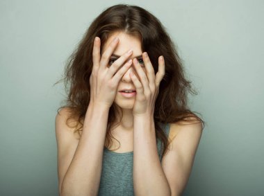 Güzel, genç, şaşkın kadın.