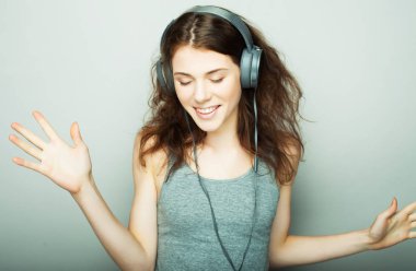 Yaşam tarzı ve insan konsepti: müzik dinleyen kulaklıklı genç kadın.