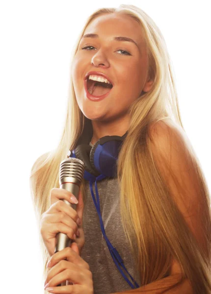 Kız bir mikrofon şarkı ve having fun — Stok fotoğraf