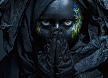 model siyah bir yüzü ile.