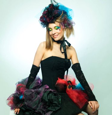 Yaratıcı makyajlı karnaval kıyafetli genç bir manken..