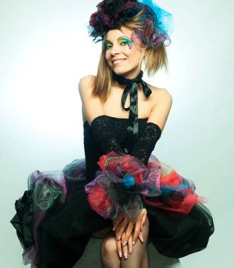 Yaratıcı makyajlı karnaval kıyafetli genç bir manken..