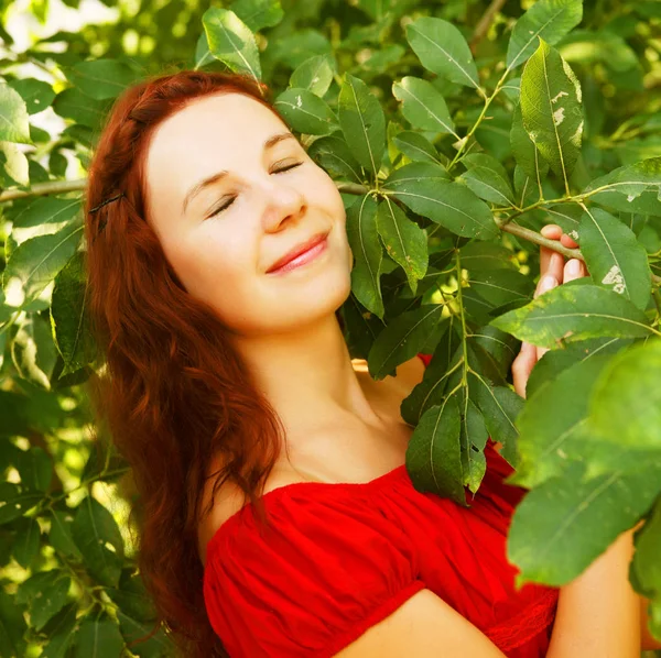 Vrolijke vrouw in de tuin — Stockfoto