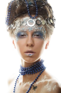 Kış Kraliçe sanatsal makyaj ile portre. Whit üzerinde izole