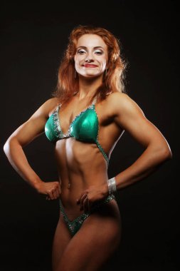 Siyah arka planda bikinili sarışın kadın.