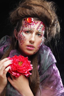 büyük çiçekler ile yaratıcı görüntü kadında.
