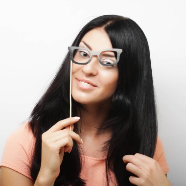 Yanlış gözlük çekici oynak genç kadınla