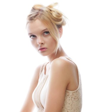 Sarı saçlı güzel bir kadının fotoğrafı.