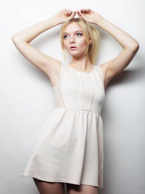 Beyaz elbiseli muhteşem bir kadın..