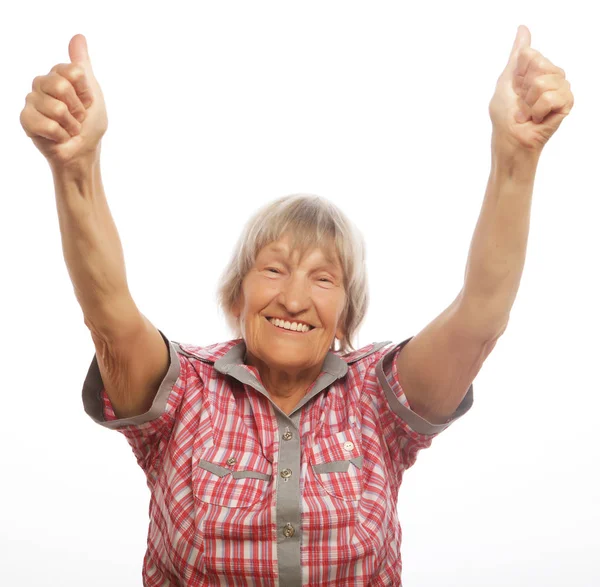 Szczęśliwa starsza kobieta daje dwa kciuki w górę jako znak aprobaty. — Zdjęcie stockowe