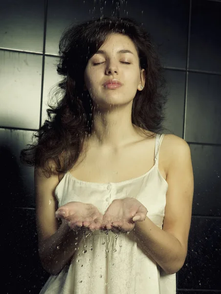 Bonito encaracolado menina tomando um chuveiro — Fotografia de Stock