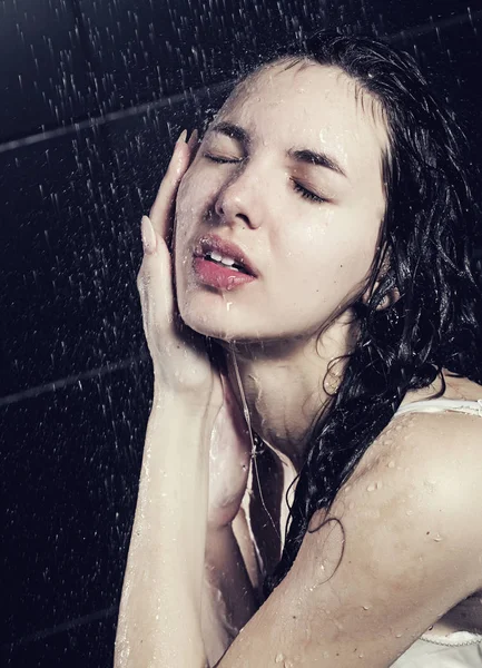 Linda chica rizada tomando una ducha — Foto de Stock