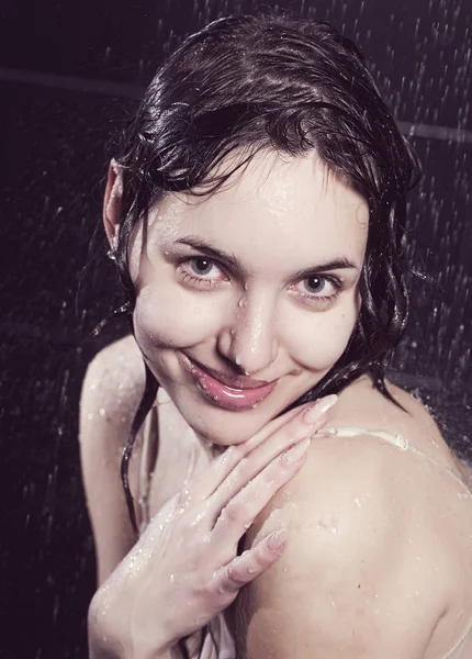 Niedliche lockige Frau mit Wasser — Stockfoto