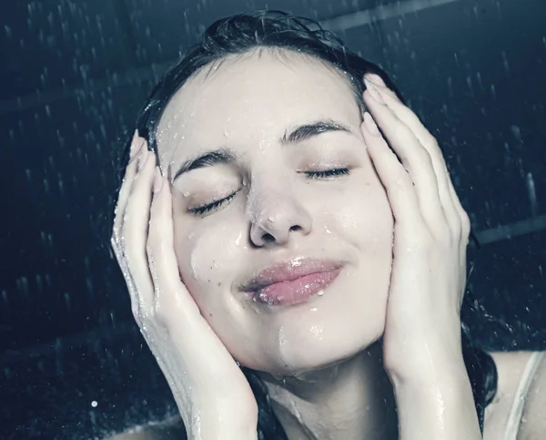 Jovem bonito encaracolado mulher com água — Fotografia de Stock