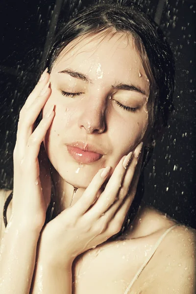 Junge lockige Frau mit Wasser — Stockfoto