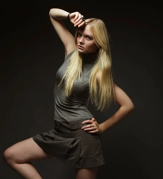 Portret pięknej młodej blondynki w czarnej sukience. — Zdjęcie stockowe
