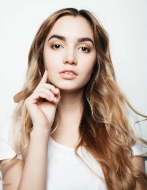 yaşam tarzı ve insanlar kavramı: genç casual kadın portre. Bankacı Charlie'yle, kıvırcık saç.