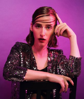 moda model mor arka plan üzerinde poz