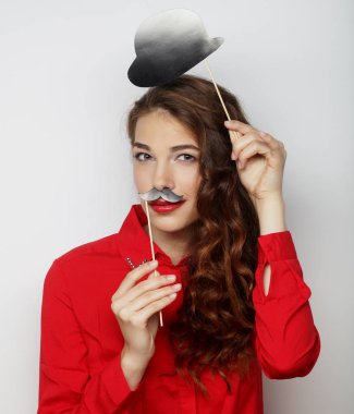 Sahte bıyıklı genç mutlu kadın