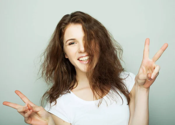 Belle femme montrant la victoire ou signe de paix — Photo