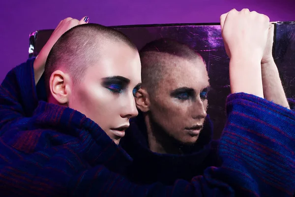 Genç moda model Studio poz. Kel. Parlak makyaj.