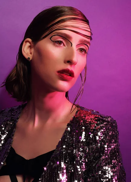 紫の背景にポーズのファッションモデル — ストック写真