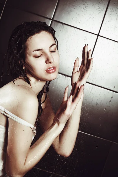 su olan kıvırcık kadın