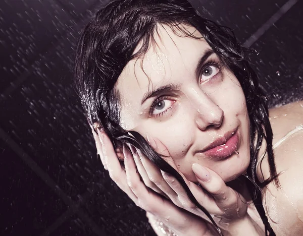 Giovane donna riccia con acqua — Foto Stock