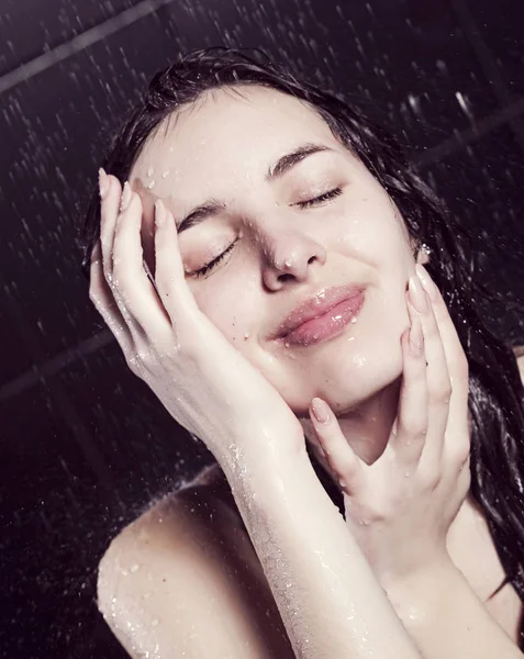 Nasse Frau mit Wassertropfen. — Stockfoto