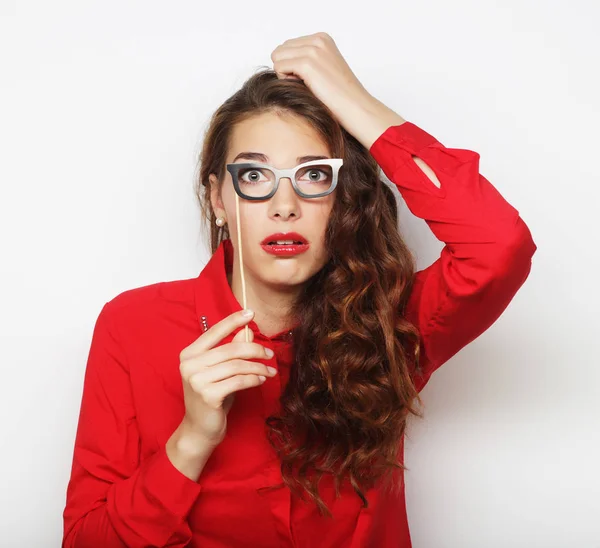Attraktive, verspielte junge Frau mit falscher Brille — Stockfoto