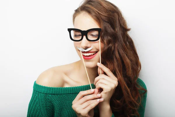 Junge glückliche Frau mit falschen Schnurrbärten — Stockfoto
