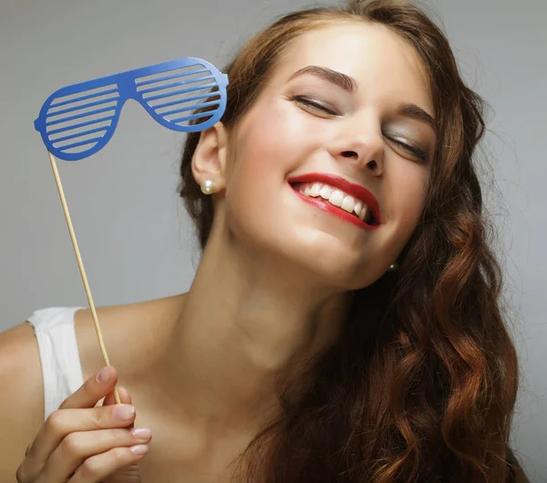 Aantrekkelijke speelse jonge vrouw met valse bril — Stockfoto