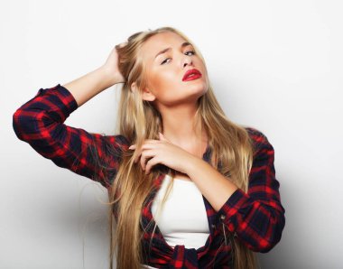 Genç sarışın kız gülümseyen şirin