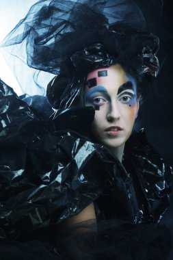 Yaratıcı görünüşlü genç bir kadının portresi..