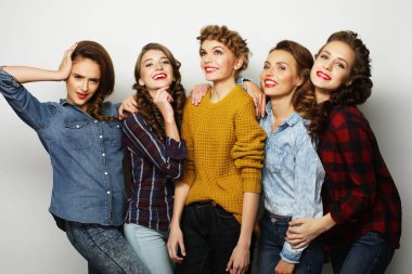 yaşam tarzı ve insanlar kavramı: beş kız arkadaş grubu