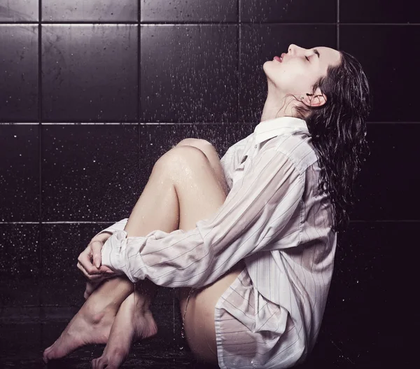 Niedliche lockige Mädchen unter der Dusche — Stockfoto