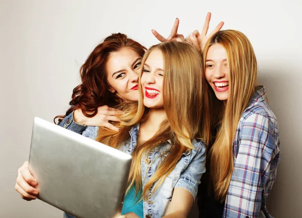 Chicas hipster amigos tomando selfie con tableta digital — Foto de Stock