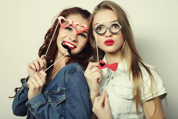 Twee stijlvolle sexy hipster meisjes beste vrienden klaar voor feest — Stockfoto