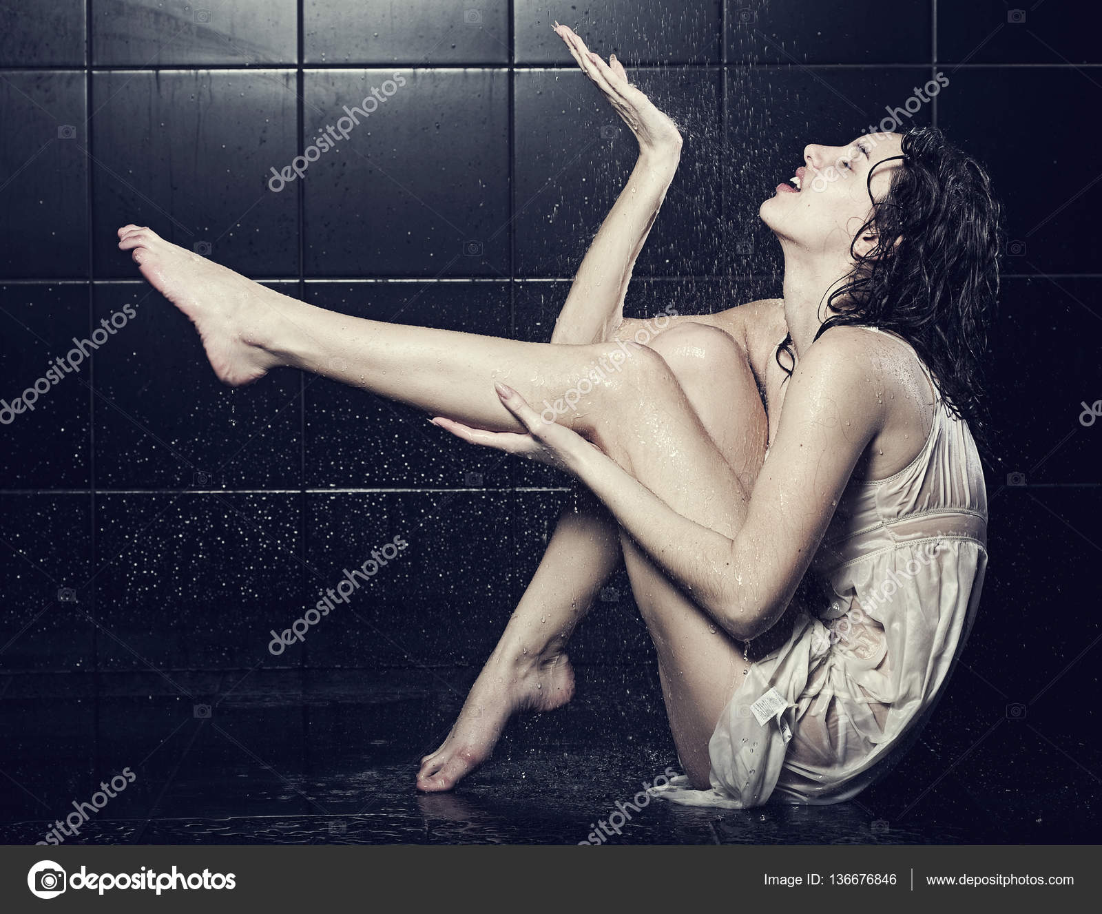 Süße Kleine Nutte In Der Dusche Süße Kleine Nutte In Der Dusche