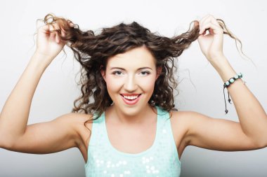 Genç çekici kadın - gülümseme ve mutlu bitti beyaz arka plan