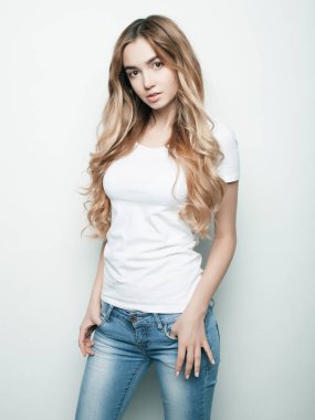 Yaşam tarzı ve insanların konsepti: Genç tatlı, gülümseyen kıvırcık kız