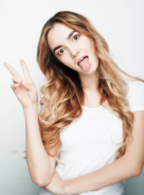 Güzel kadın zafer ya da barış işareti gösteriyor.