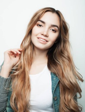 Yaşam tarzı ve insanların konsepti: Genç tatlı, gülümseyen kıvırcık kız