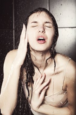 Genç sevimli kıvırcık kadın su ile