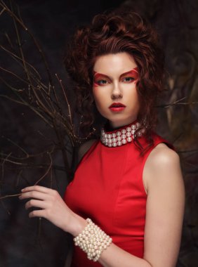 yaratıcı visage kırmızı elbise giymiş olan kadın