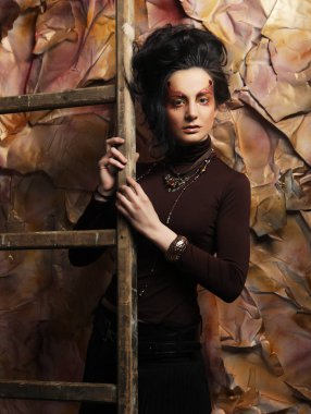 Merdivenlerden yakınındaki parlak kalıcı makyaj ile genç kadın