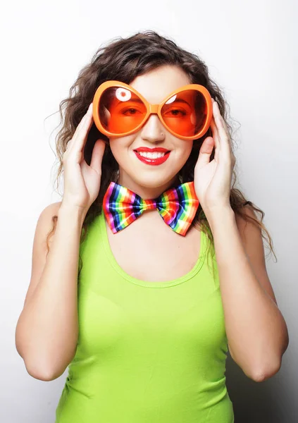 大きなオレンジ色のサングラスをかけた若い面白い女性 — ストック写真